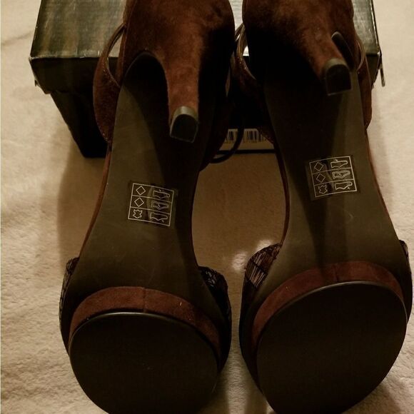 Women's Heels - Picture 2 of 4